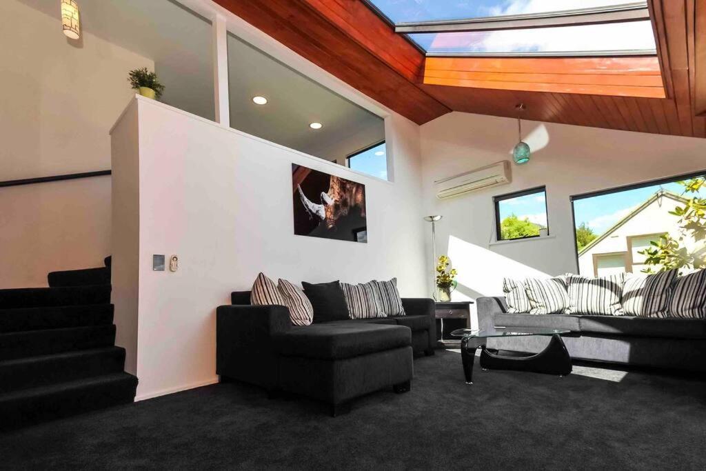 Stunning Home With Amazing Wakatipu Lake Views Queenstown Ngoại thất bức ảnh