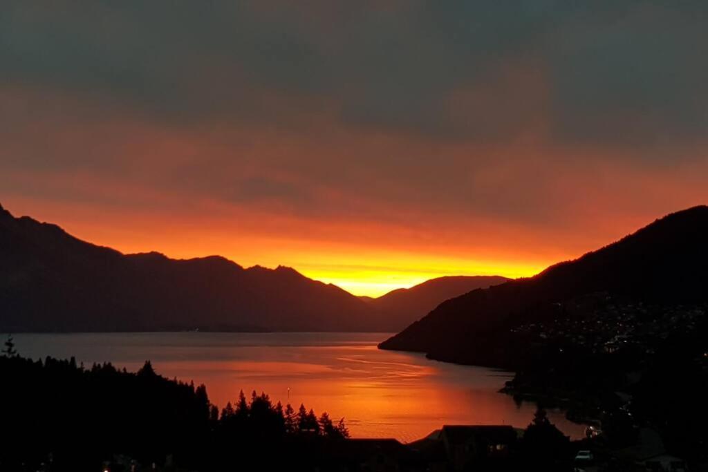 Stunning Home With Amazing Wakatipu Lake Views Queenstown Ngoại thất bức ảnh