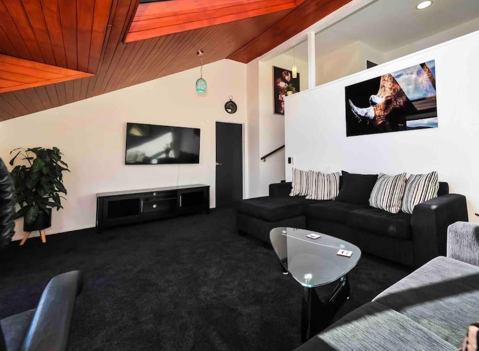 Stunning Home With Amazing Wakatipu Lake Views Queenstown Ngoại thất bức ảnh