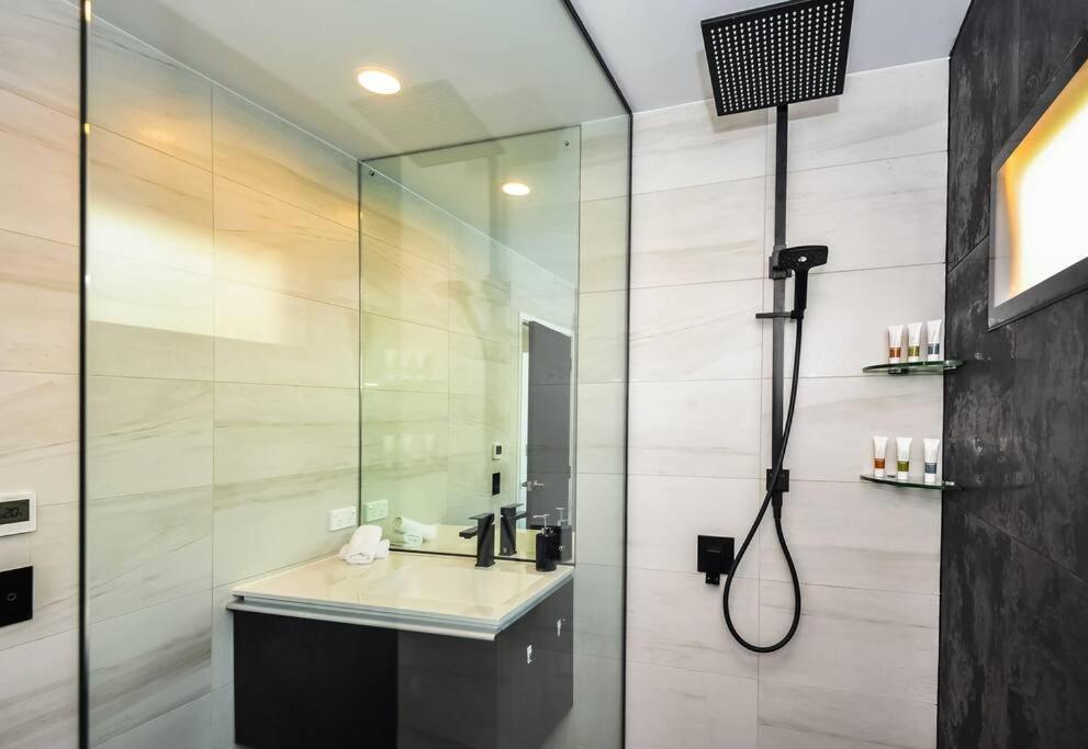Stunning Home With Amazing Wakatipu Lake Views Queenstown Ngoại thất bức ảnh