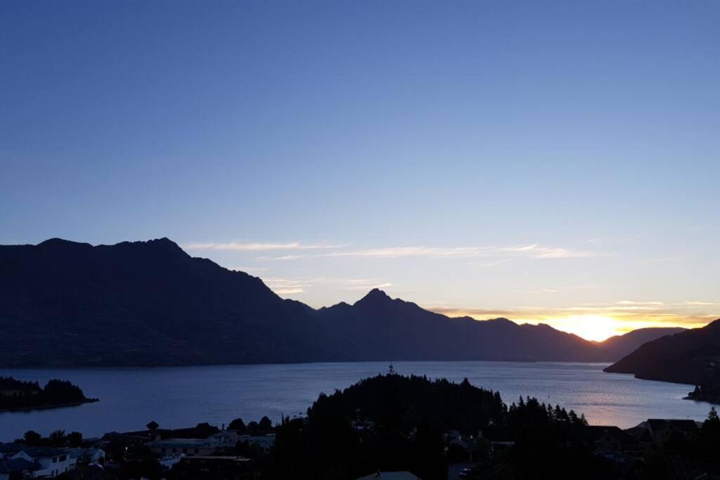Stunning Home With Amazing Wakatipu Lake Views Queenstown Ngoại thất bức ảnh